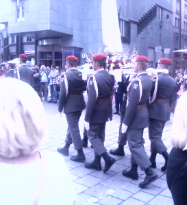 Soldaten schleppen eine Ehebrecherin durch Wien