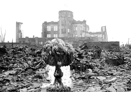 Mutter, der Mann mit den Knopf ist da.